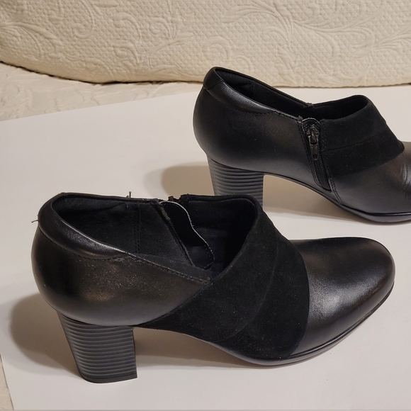 Clarks Bendables Women’s Black Leather Ankle Boots with Side Zipper US Size 9M - Picture 5 of 10